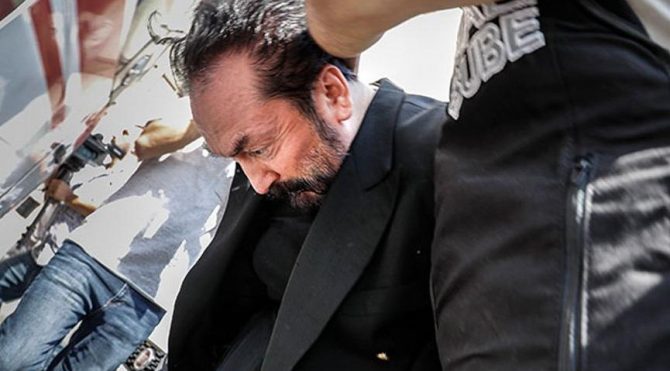 Adnan Oktar maske takmadığı için duruşma salonundan çıkarıldı!