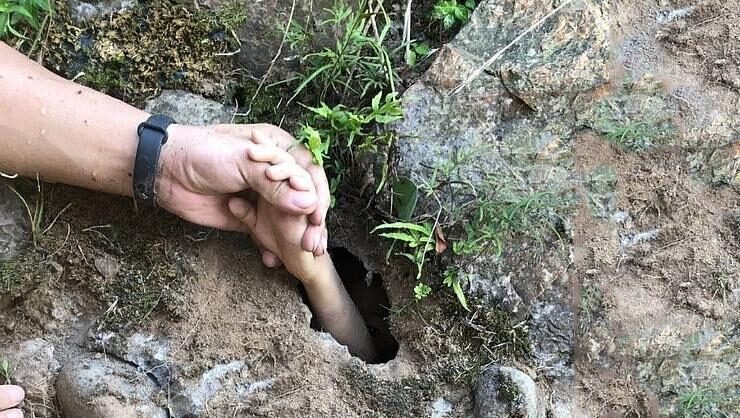 Yeraltı mağarasında mahsur kalan çocuğu minik delik kurtardı