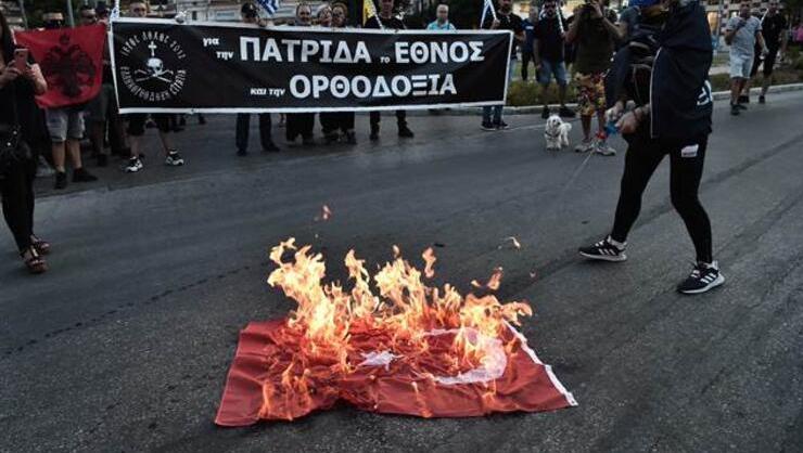 Yunanistanda Türk bayrağı yakıldı