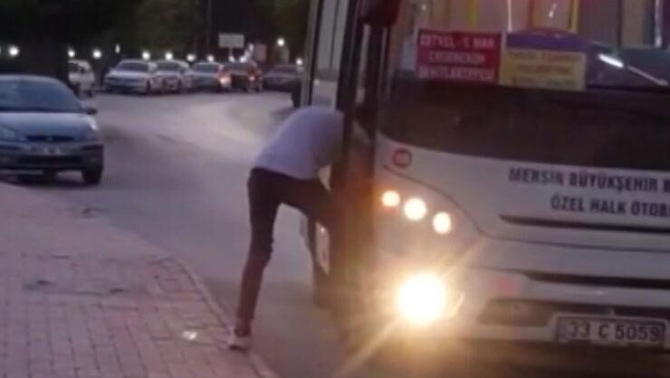 Halk otobüsünü durdurup basamakta ayakkabısının bağcıklarını…