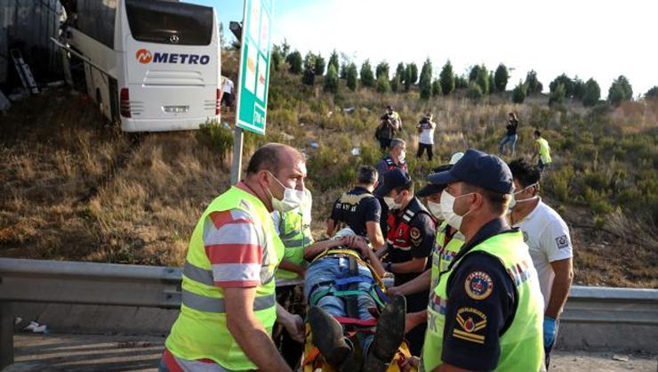 İstanbuldaki yolcu otobüsü kazasında 5 kişi öldü! Şoför uyumuş