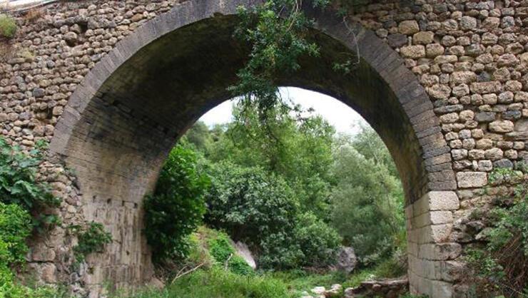 Tokatta Bizanstan kalma tarihi köprüyü defineciler tahrip etti