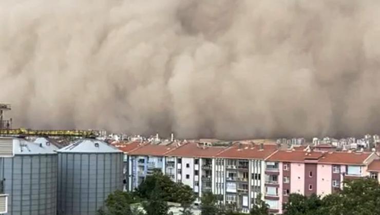 Ankarada kum fırtınası: Polatlı ilçesi karanlığa gömüldü