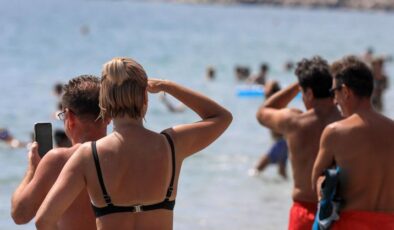 Konyaaltı Sahilinde görülen Türk denizaltısı turistleri şaşırttı