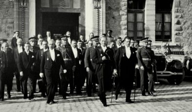 Atatürkün Meclis önündeki simge fotoğrafın hikayesi
