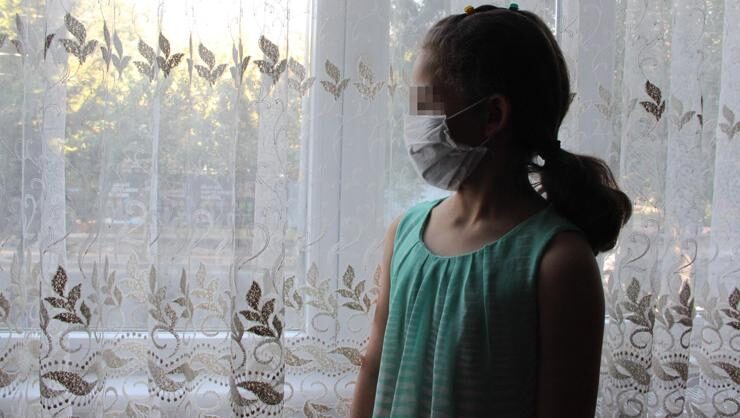 Corona virüs çıkınca 9 yaşındaki kızın yüzüne tükürdü