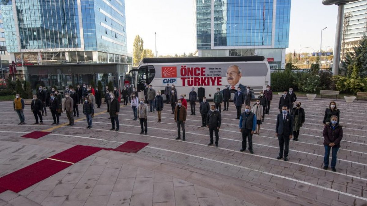CHP Genel Merkezi’nde Atatürk için saygı duruşu