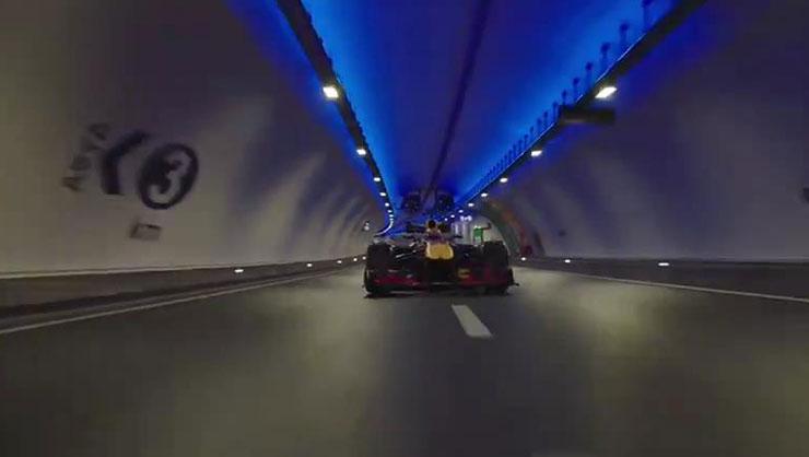 Formula 1 yarış aracı Avrasya Tüneli’nden geçti