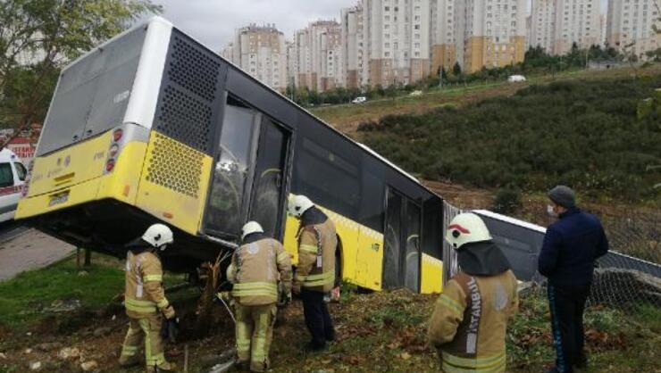 İstanbulda İETT otobüsü yoldan çıktı, şoför yaralı
