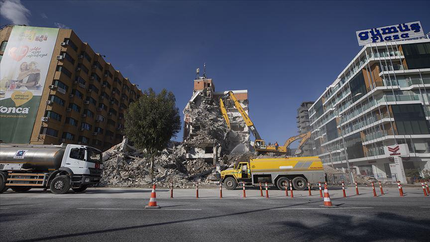 İzmirde ağır hasarlı binaların yıkımı sürüyor