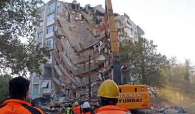 İzmirde Karagül apartmanının yıkılma anı kameralara yansıdı
