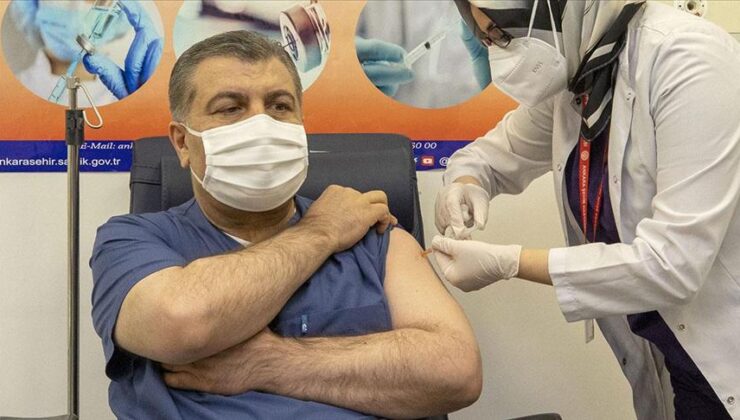 İlk CoronaVac aşısı Sağlık Bakanı Kocaya yapıldı