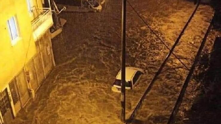 İzmir sele teslim oldu, caddeleri, evleri su bastı