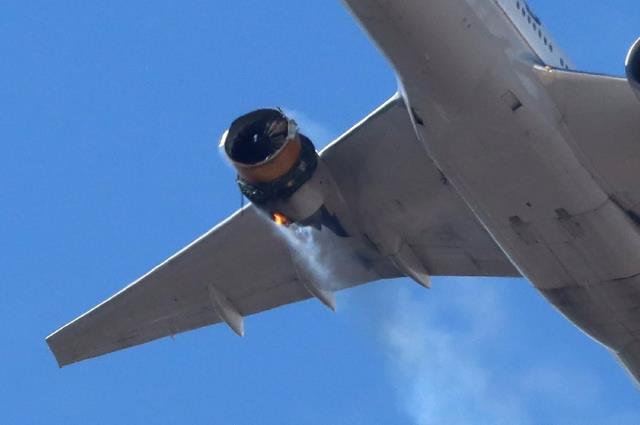 ABD'de büyük panik! 231 yolcu taşıyan uçağın motoru havada patladı