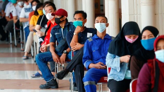 Endonezya’da aşı olmayana ceza