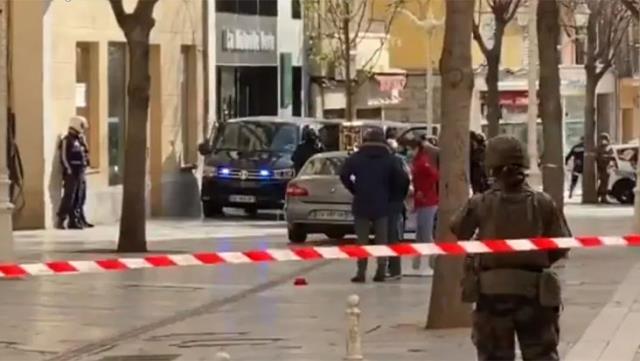 Fransa'da içinde kesik insan kafası olan bir kutu sokağa fırlatıldı