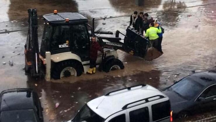 İzmirde sel nedeniyle kamu personelleri tam gün idari izinli…