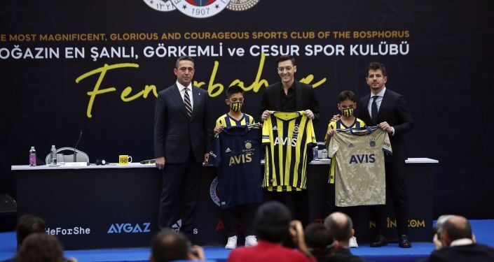 Mesut Özil’in imzaladığı formalar rekor fiyata satıldı: 3 forma 36 bin euro