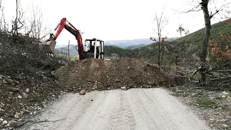 Sinopta karantinadaki köyün yolu toprakla kapatıldı