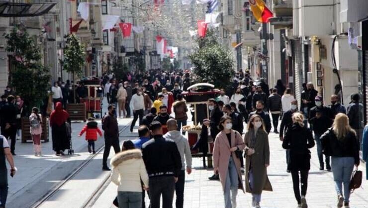 Hafta sonu yasağı uygulanan İstanbulda İstiklal Caddesi turistlere…