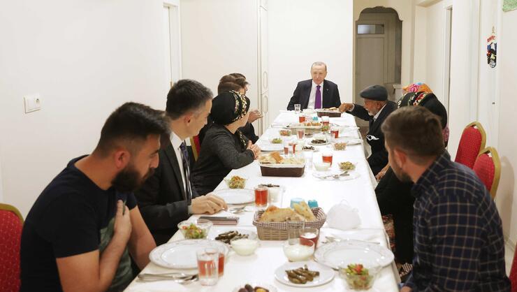 Cumhurbaşkanı Erdoğanın sürpriz iftar ziyaretinde neler yaşandı?