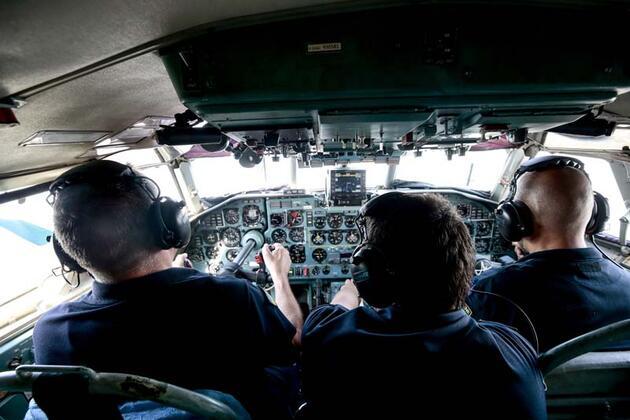 Alevlere karşı zamanla yarışan uçak pilotlarının zorlu mesaisi