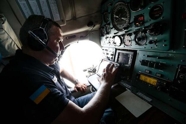 Alevlere karşı zamanla yarışan uçak pilotlarının zorlu mesaisi