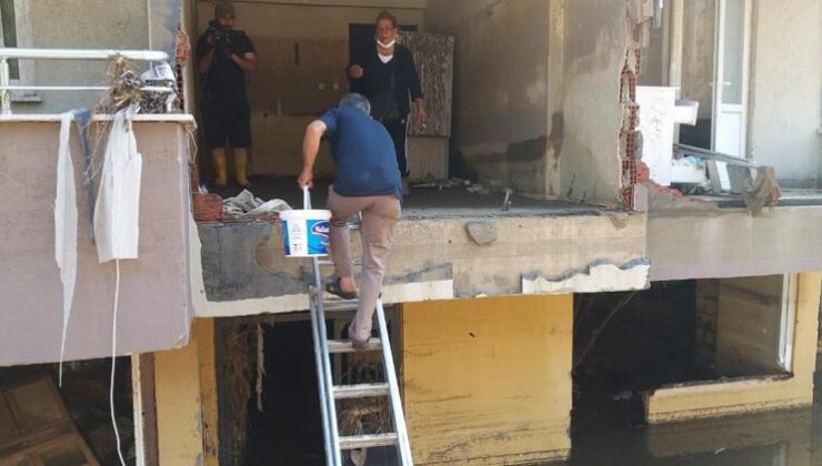 Bozkurt’ta afetzedeler evlerine seyyar merdivenle girerek eşyalarını alıyor