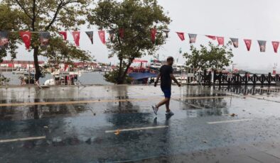 Sağanak yağış vurdu! Vatandaşlar hazırlıksız yakalandı