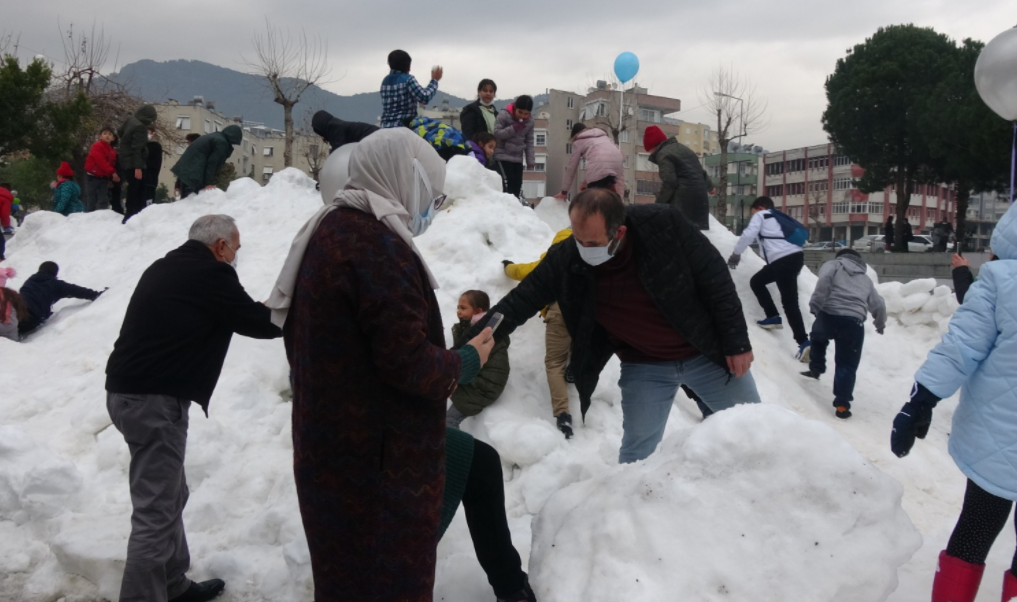 Anamur Belediyesi’nden Öğrencilere Karlı Karne Şenliği