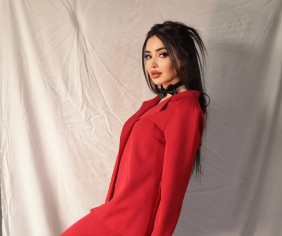 Ünlü Şarkıcı Rena Soltanova ,  elbisesiyle göz kamaştırdı… Sosyal medyada çok konuşuldu