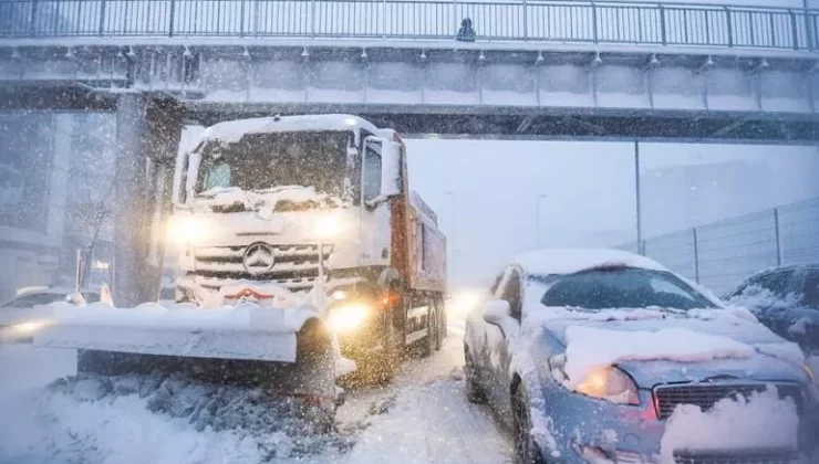 İstanbul’da kar yağışından dolayı turuncu alarm