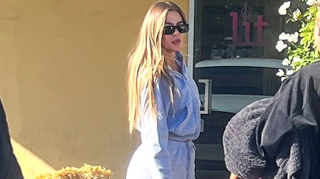 Khloe Kardashian, Adidas Eski Kayınbiraderi Kanye West’i Düşürdükten Sonra Yeezys’i Sallıyor