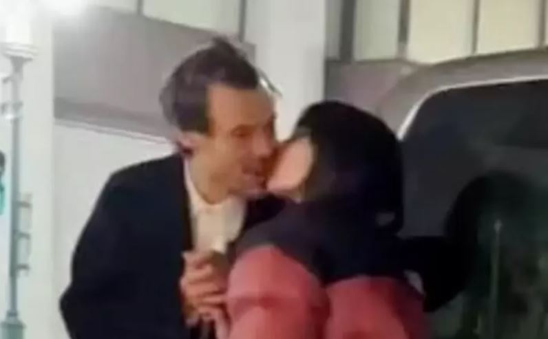 Arkadaşının Eski Sevgilisiyle Öpüşürken Kameralara Yakalandı